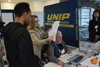 Por meio do terminal do mesário, eleitor participante do Teste de Integridade com biometria libe...