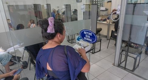 Eleitora busca atendimento para regularizar o título em São Paulo Perdeu o prazo para regularizar o título? Veja o que fazer para ficar em dia com a Justiça Eleit...