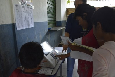 Cartaz com instruções para emissão do título de eleitor com tradução para a língua Guarani-mbya ...
