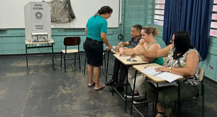 Eleitora vota em escola de Ubarana Eleitora vota em escola de Ubarana