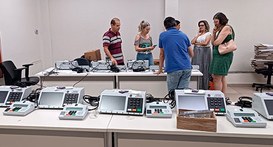 Eleitores da 70ª ZE — Marília dão carga em urnas eletrônicas para a eleição dos Conselhos Tutela...