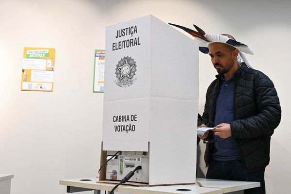 Eleitores são orientados a levar a colinha eleitoral para a cabine de votação