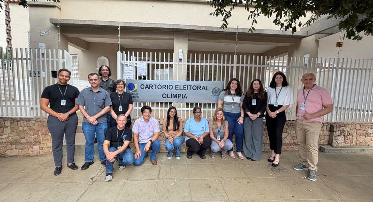Equipe da Corregedoria posa para foto diante do imóvel que abriga a sede da 80ª ZE de Olímpia