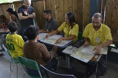 Cartaz com instruções para emissão do título de eleitor com tradução para a língua Guarani-mbya ...