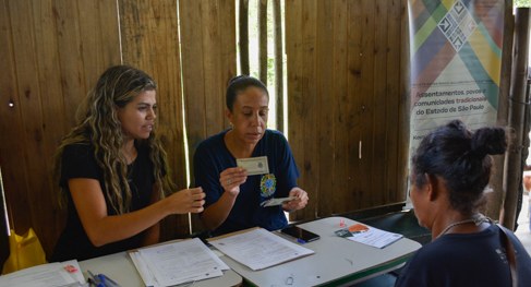 Equipe do TRE-SP atende eleitora indígena na aldeia Rio Branco, em Itanhaém (SP), durante visita...