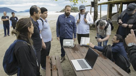 Equipes da Justiça Eleitoral durante teste dos modens BGAN em Castelhanos, Ilhabela, em ação do ...