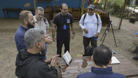 Equipes da Justiça Eleitoral durante teste dos modens BGAN em Castelhanos, Ilhabela, em ação do ...