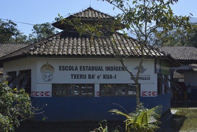 Eleitorado indígena da aldeia Ribeirão Silveira, no litoral paulista, em fila para acessar os se...