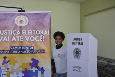 Servidora da Ejep Rosana Moreira instrui estudantes sobre o funcionamento da urna eletrônica