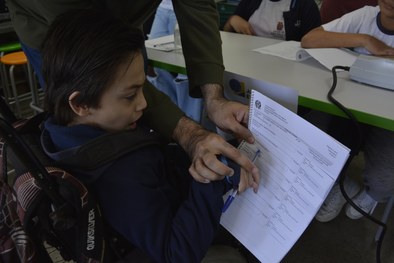 Servidora da Ejep Rosana Moreira instrui estudantes sobre o funcionamento da urna eletrônica