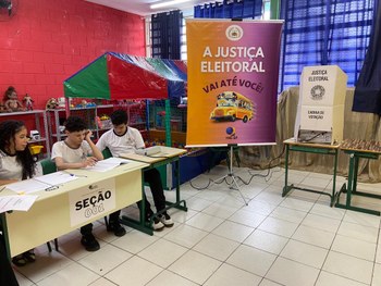 Eleição do grêmio estudantil na EMEF Jardim Fontális contou com urnas eletrônicas reais, cedidas...