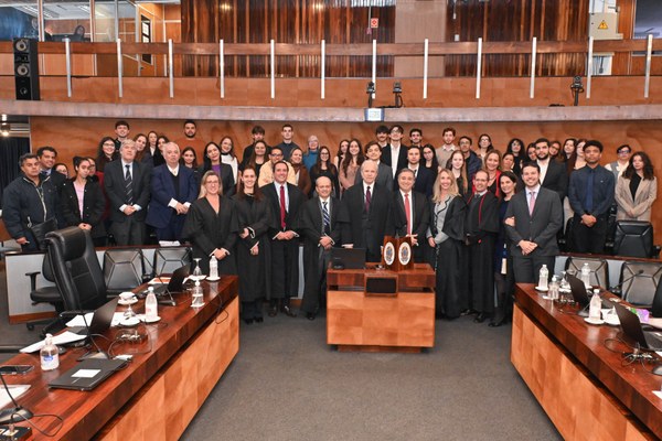 Estudantes de direito conhecem etapas do processo eleitoral em visita ao TRE-SP