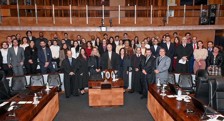 Membros da Corte do TRE-SP e alunos de Direito no plenário