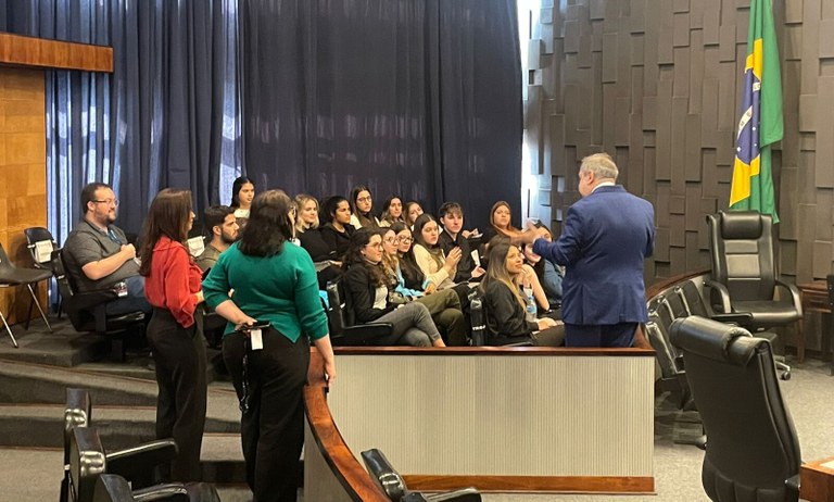 Os estudantes assistiram a uma palestra do advogado Hélio da Silveira, ex-presidente da Comissão...