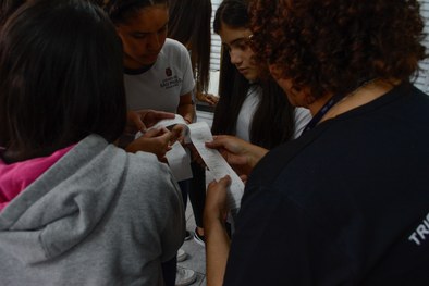 Participaram 192 estudantes do 8º e 9º anos do ensino fundamental, com idades entre 13 e 15 anos...