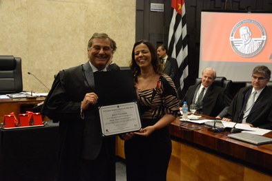 Marcelo Salum, delegado da Polícia Federal, recebe das mãos do presidente do TRE-SP, desembargad...