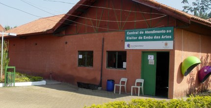 Fachada do prédio onde foi instalada a Central de Recadastramento biométrico em Embu das Artes -...