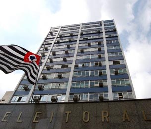 Fachada do prédio Miquelina do Tribunal Regional de São Paulo com a bandeira de São Paulo