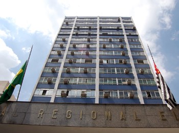 Fachada do prédio Miquelina do Tribunal Regional Eleitoral de São Paulo com as bandeiras do Bras...