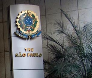 Fachada TRE-SP - brasão da república - toten Toten com o Brasão da República da fachada do prédio da Miquelina do Tribunal Regional Eleitoral...