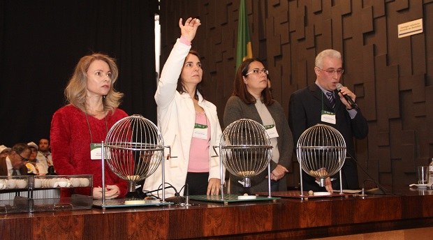 Foto sorteio das urnas Servidores e mestre da cerimônia fazem sorteio