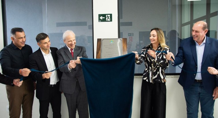 O des. Encinas Manfré e demais autoridades descerram placa de inauguração do cartório da 58ª ZE ...