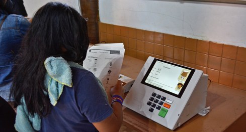 Indígena participa de votação simulada na aldeia indígena do Jaraguá, na capital paulista, duran...