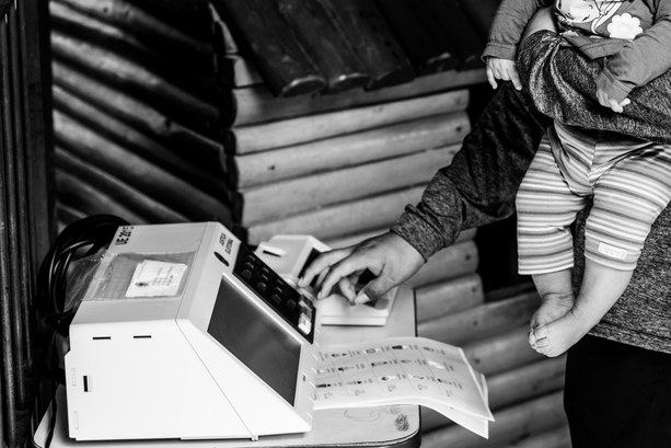 Indígena interage com urna eletrônica na aldeia Rio Silveira, em Bertioga

Crédito: Paulo Eber...