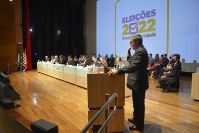 Presidente do TRE-SP Paulo Galizia faz discurso de abertura ao lado do reitor da Universidade Ma...