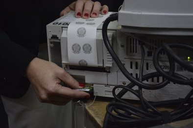 Servidora assina lacres para urnas eletrônicas que serão utilizadas no 1º turno das Eleições 2022