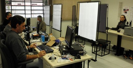 Interior da Central de Atendimento ao Eleitor de São Pedro no Recadastramento Biométrico Atendentes e equipamentos da Central de Atendimento ao Eleitor de São Pedro.
Recadastramento bi...