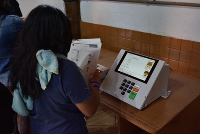 Jovem participa de votação simulada em urna eletrônica
