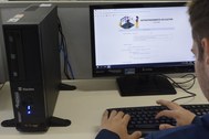 Jovem requisita emissão do título eleitoral pela internet, por meio do Atendimento Online do TRE...