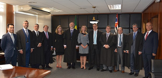 A cerimônia ocorreu no gabinete da Presidência e reuniu todos os membros efetivos do Tribunal