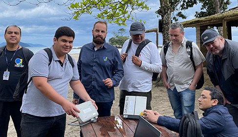 Justiça Eleitoral paulista e paraense testam funcionamento do modem BGAN na praia de Castelhanos...