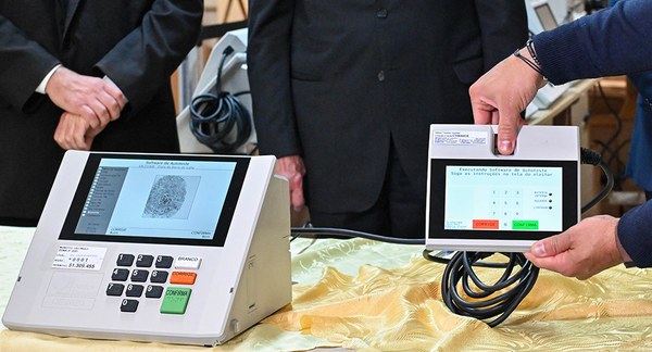 Leitura de dados biométricos durante a cerimônia de carga e lacração na 1ª ZE – Bela Vista