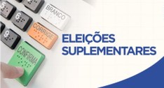 Logo com nome "Eleições Suplementares" e imagem de dedo em direção aos painel numérico da urna e...