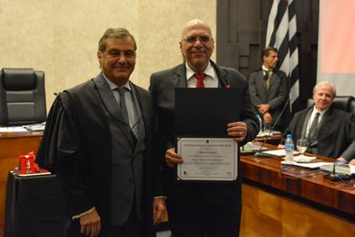 Marcelo Salum, delegado da Polícia Federal, recebe das mãos do presidente do TRE-SP, desembargad...