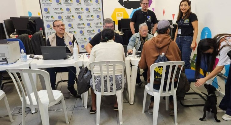 Servidores prestam atendimento à população