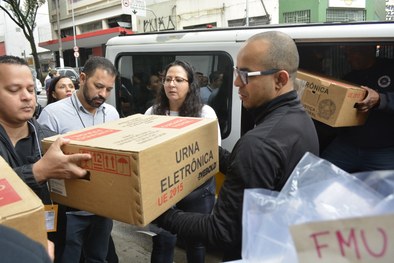 Na 1ª ZE - Bela Vista, as urnas eletrônicas foram transportadas em 12 vans escolares e 1 ônibus ...