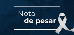 Banner em fundo azul, escrito ''nota de pesar'' e um símbolo de luto em branco. Ao fundo, imagem...