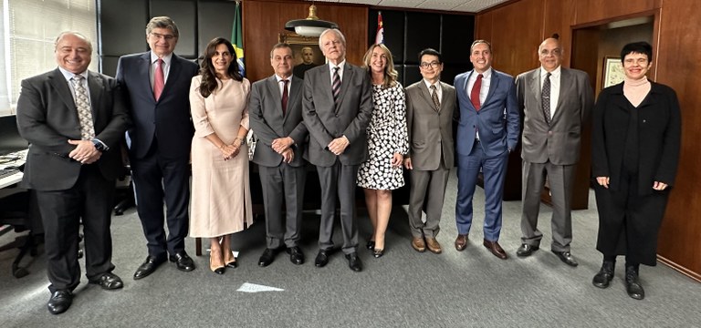 Membros do Tribunal Regional Eleitoral de São Paulo (TRE-SP) na posse da  juíza substituta Maria...