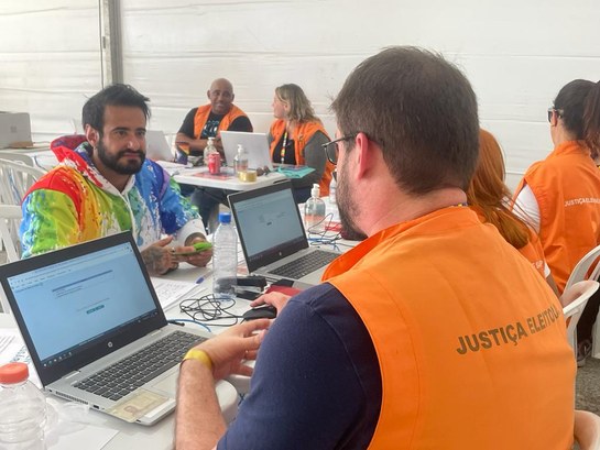 O ator Tarso Brant, durante atendimento na Feira Cultural da Diversidade LGBT+ O ator Tarso Brant, durante atendimento na tenda do TRE-SP na Feira Cultural da Diversidade LGBT...