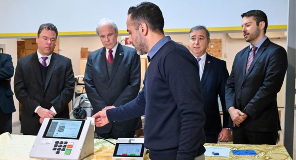 O chefe da 1ª ZE – Bela Vista, Erick Viana, demonstrou os procedimentos. O presidente do TRE-SP, Encinas Manfré, o corregedor, Roberto Maia, o juiz da 1ª ZE, Tiago Machado, estavam presentes.