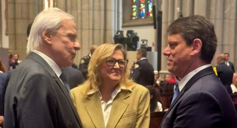 O des. Encinas Manfré e o governador Tarcísio de Freitas, na Catedral da Sé