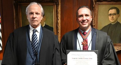 O des. Encinas Manfré e o homenageado, juiz Regis de Castilho O des. Encinas Manfré e o homenageado, juiz Regis de Castilho