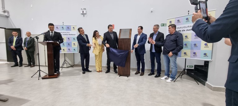 O des. Silmar Fernandes descerra placa de inauguração da nova unidade