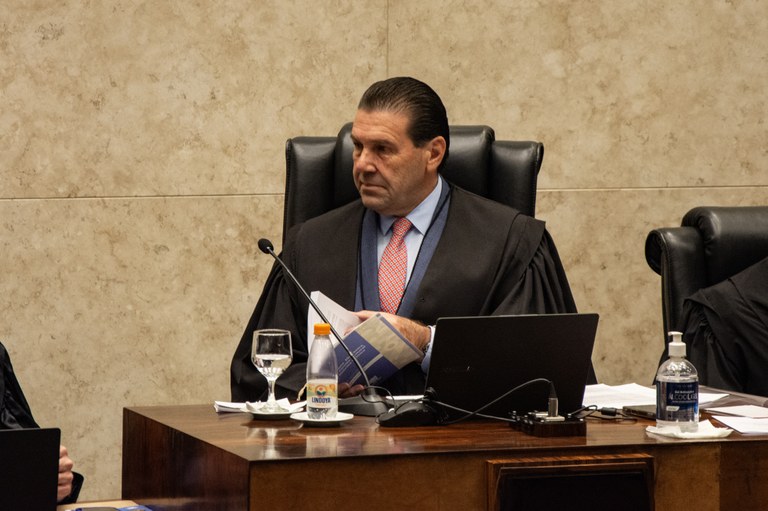 O des. Silmar Fernandes folheia a nova edição da revista