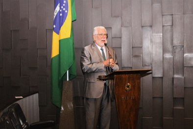 Os homenageados e os integrantes da Corte Eleitoral paulista
