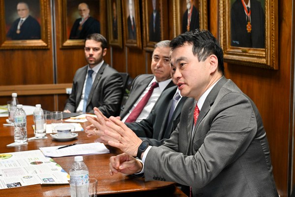 O desembargador Francisco Inouye Shintate, o vice-presidente do TRE-SP, desembargador Roberto Maia, e o juiz assessor da presidência, Renato Andrade Siqueira